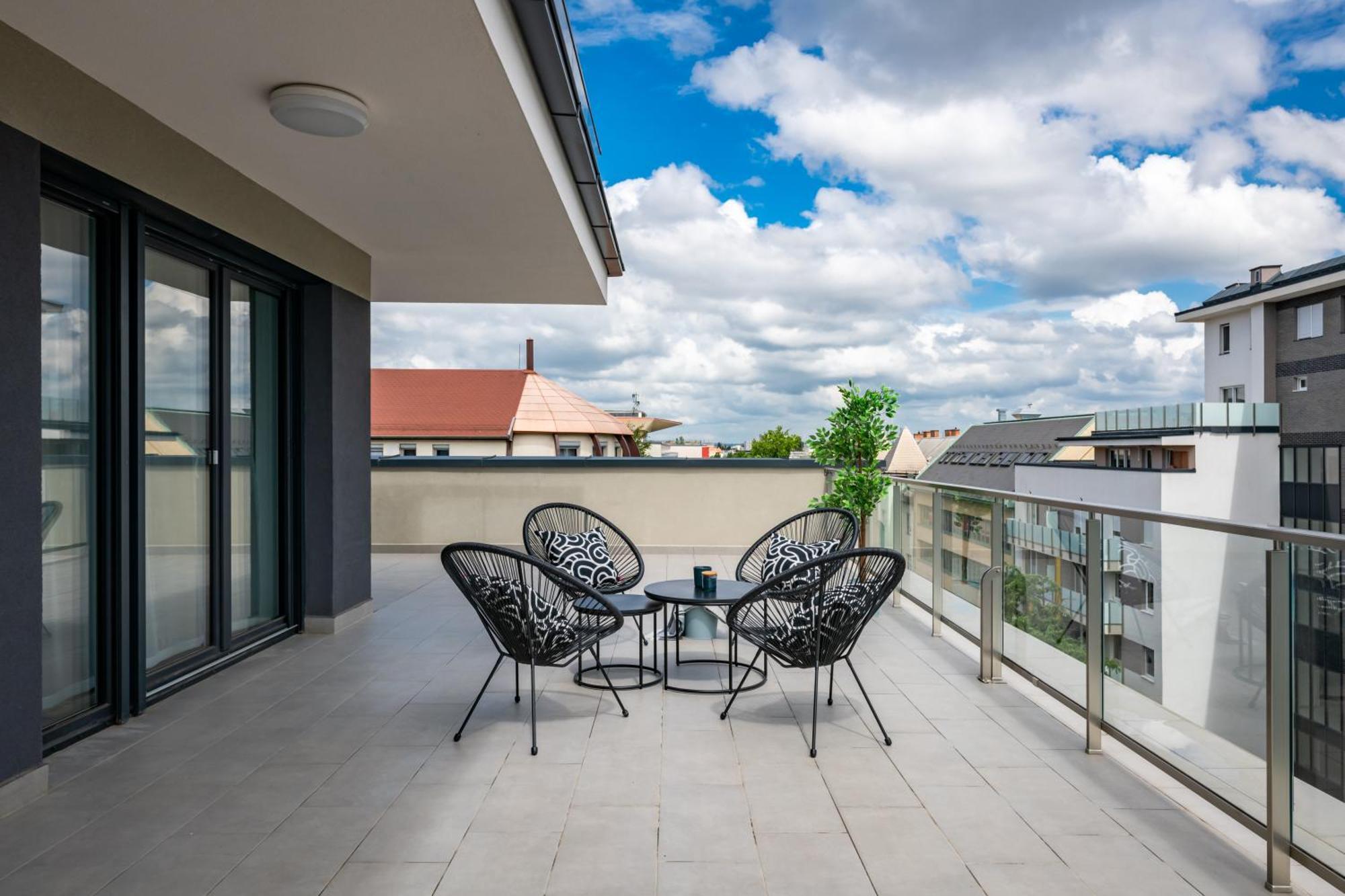 Westside Garden Apartments By Urbanrent Budapeste Exterior foto